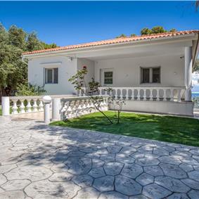 4 bedroom villa with pool by the sea, near Corfu town, sleeps 8